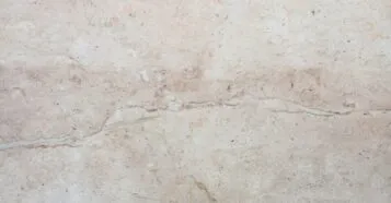 Mármore e porcelanato: o contraste que redefine escolhas na arquitetura atual