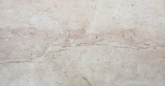 Mármore e porcelanato: o contraste que redefine escolhas na arquitetura atual